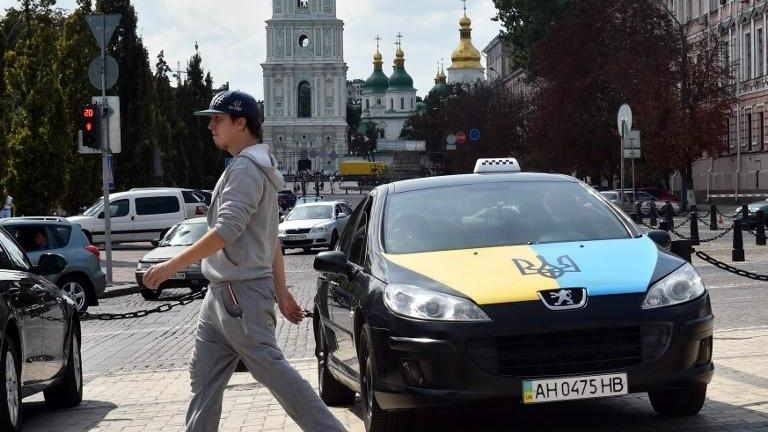 Ảnh minh họa: AFP (chụp một chiếc taxi được trang trí bằng màu sắc của quốc kỳ Ukraine trong Ngày Quốc kỳ ở Kyiv 23/8/2015).