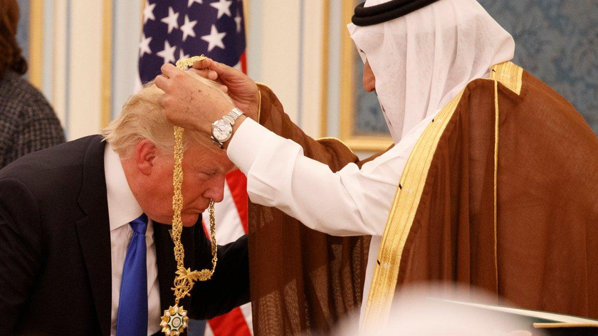 Quốc vương Ả Rập Xê-út Salman trao tặng Tổng thống Donald Trump Huân chương Đồng tiền Abdulaziz Al Saud tại Cung điện Tòa án Hoàng gia, ở Riyadh. Ảnh: AP (chụp ngày 20/5/2017) 