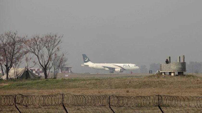 Một máy bay chở khách của Hãng hàng không Quốc tế Pakistan (PIA) chuẩn bị cất cánh từ sân bay Quốc tế Benazir ở Islamabad, Pakistan, ngày 9/2/2016. Ảnh: Reuters