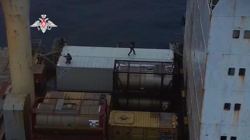 Đơn vị chống khủng bố của Nga đột kích vào tàu container bị cướp biển bắt giữ. Ảnh: cắt từ video của Bộ Quốc phòng Nga phát qua RT