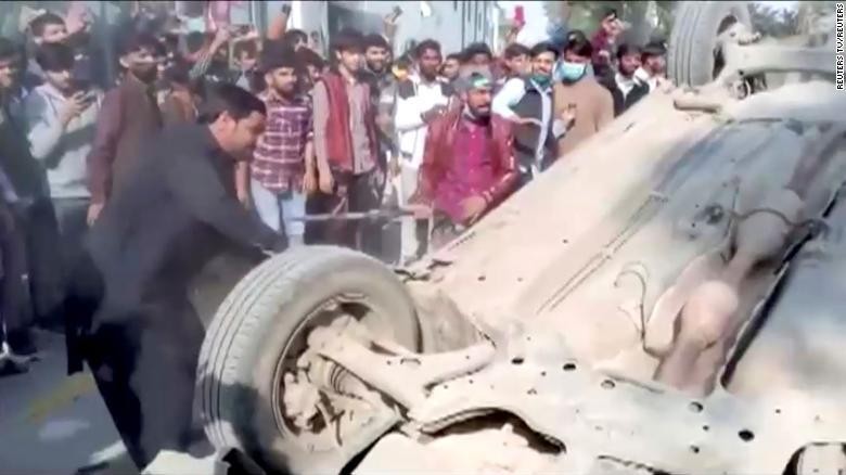 Đám đông đã tràn vào một nhà máy ở Sialkot, Pakistan và giết một công dân Sri Lanka hôm 3/12/2021. Ảnh: CNN 