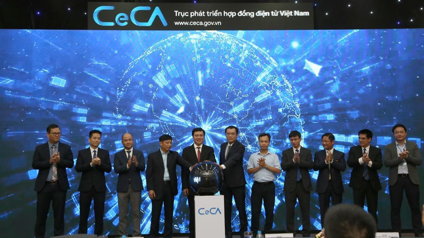 Đại diện các đơn vị nhấn nút khởi động Trục phát triển hợp đồng điện tử Việt Nam (www.CeCA.gov.vn)