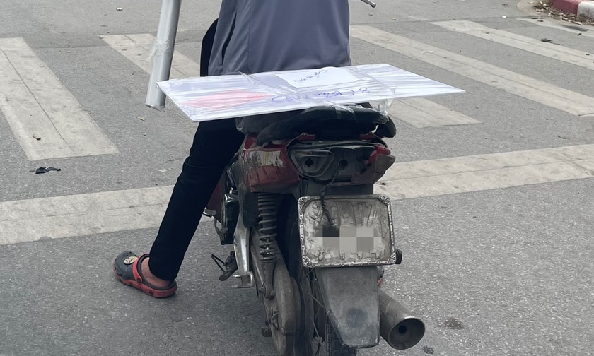 Xe máy 'hết đát' vẫn phóng ngược xuôi trên nhiều tuyến phố Hà Nội