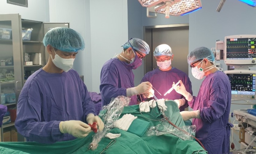 Phẫu thuật mở sọ giải ép cho bệnh nhân sau khi truyền khối tiểu cầu. Ảnh: BVCC