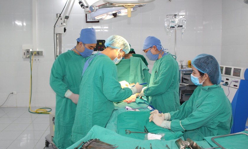 Các bác sĩ, thực hiện phẫu thuật cắt khối tá tụy cho bệnh nhân ung thư tụy.