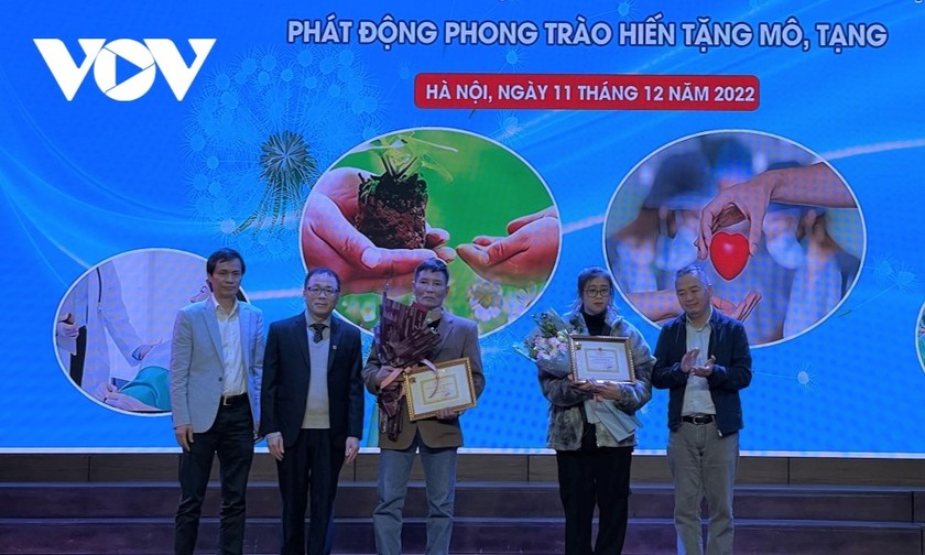 Đại diện 2 gia đình ở Hà Nội và Bắc Ninh đã hiến tạng người thân chết não, cứu sống và mang lại ánh sáng cho gần 10 bệnh nhân. Ảnh: VOV