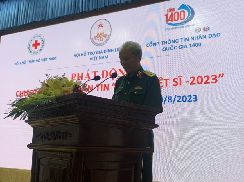 Trung tướng Hoàng Khánh Hưng, Chủ tịch Hội Hỗ trợ gia đình liệt sĩ Việt Nam phát biểu tại lễ phát động chương trình nhắn tin “Tri ân Liệt sĩ - 2023”.