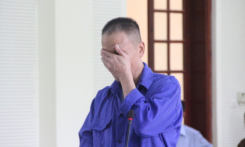 Bị cáo Đặng Đình Lâm bật khóc tại tòa, hối lỗi về hành vi phạm tội của mình (ảnh: Kim Long).