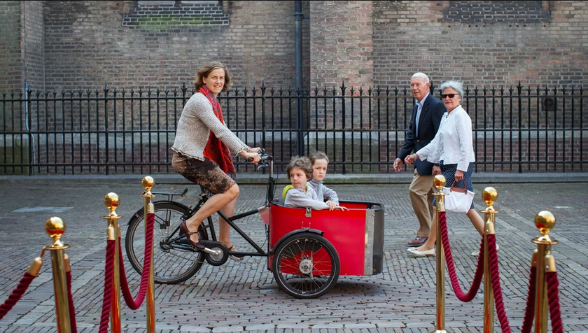 Phụ huynh Hà Lan ưa chuộng chiếc xe bakfietsen để chở con đến trường. (Ảnh: Getty)