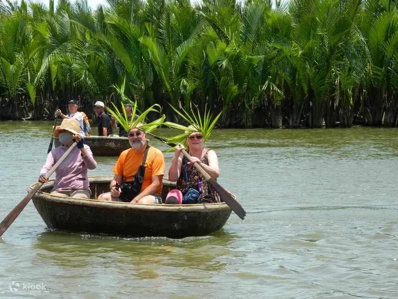 Du khách trải nghiệm ngồi thuyền thúng xuôi theo rừng dừa Bảy Mẫu.