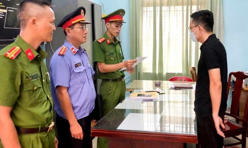 Lực lượng chức năng đọc lệnh bắt tạm giam Trần Đức Biểu.