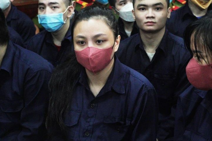 Bị cáo Võ Thùy Linh tại phiên tòa sơ thẩm tháng 3/2023. (Ảnh: Song Mai)