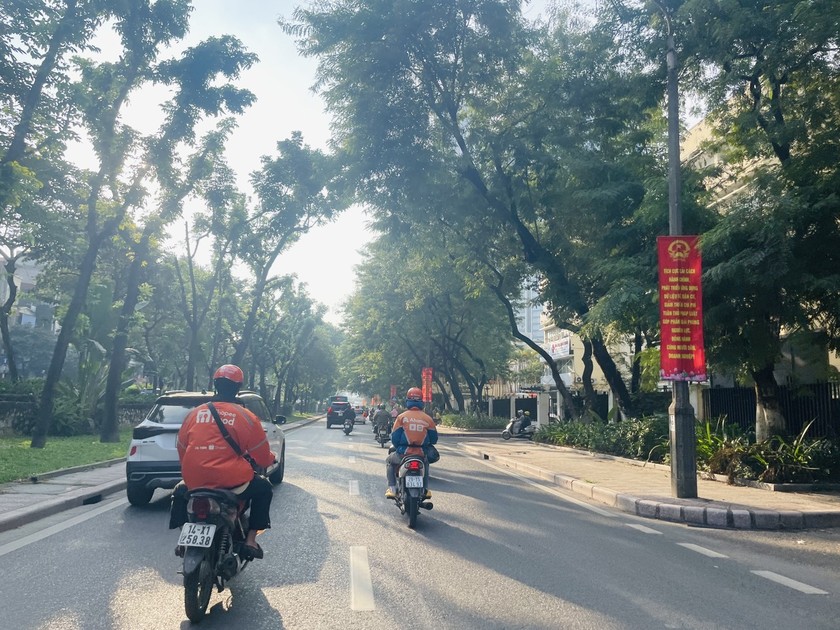 Trong tháng cao điểm hưởng ứng Ngày pháp luật Việt Nam, không chỉ tại Hà Nội, nhiều địa phương trên cả nước cũng đồng loạt hưởng ứng với nhiều hoạt động thiết thực, ý nghĩa.