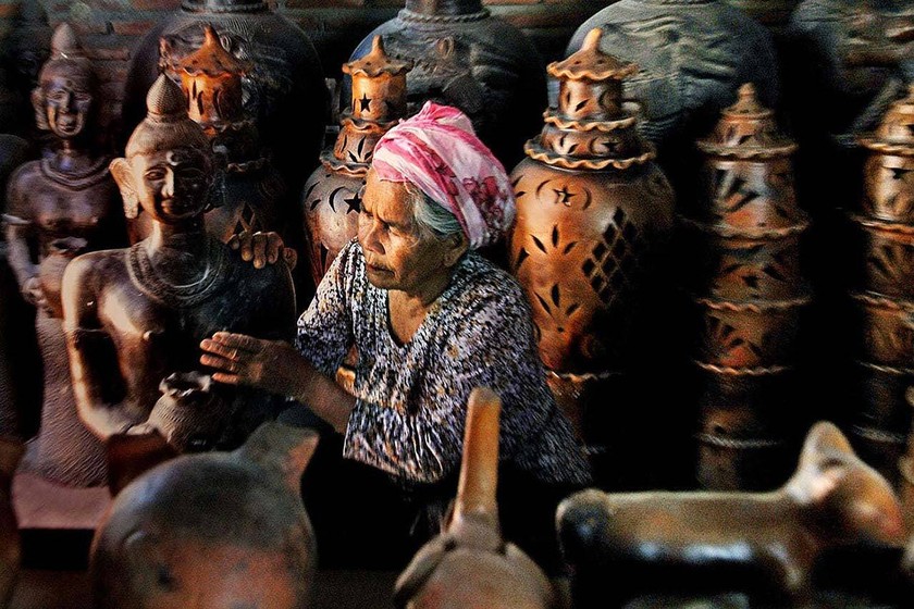 Nghề gốm của người Chăm được những người phụ nữ gìn giữ qua nhiều thế hệ. (Nguồn: mia.vn)