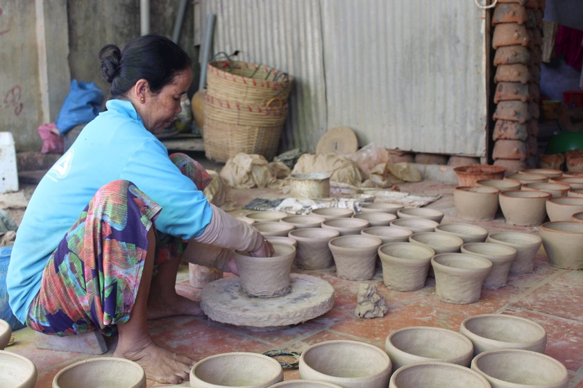 Ở những làng gốm của người Chăm, phụ nữ đảm nhận hết các công đoạn làm việc. (Nguồn: Thanh Duyên)