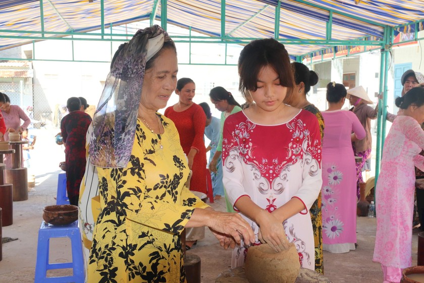 Với sự phát triển của đồ gốm, ngày càng có nhiều người Chăm học làm gốm. (Nguồn: Báo Bình Thuận)