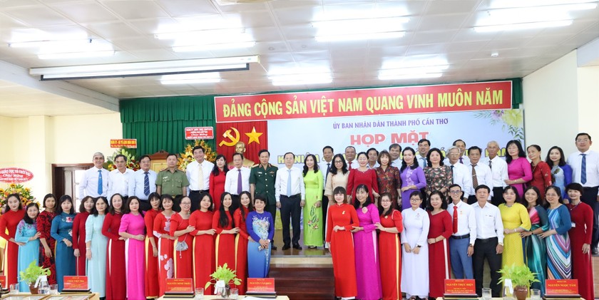 Chụp ảnh lưu niệm tại buổi lễ Họp mặt kỉ niệm 41 năm Ngày Nhà giáo Việt Nam tại Cần Thơ.