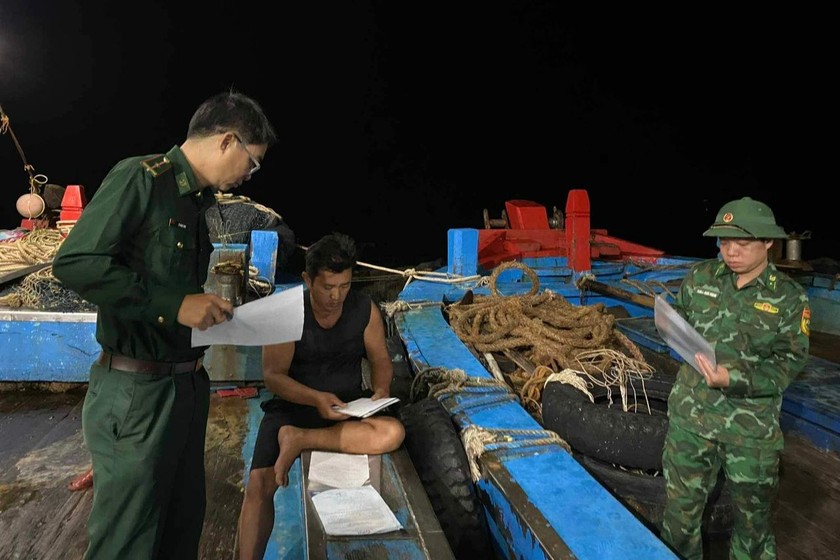 Hải đội Biên phòng 2 (thuộc Bộ đội Biên phòng tỉnh Thừa Thiên Huế) phát hiện và bắt giữ các tàu cá khai thác hải sản trái phép tối 11/11.