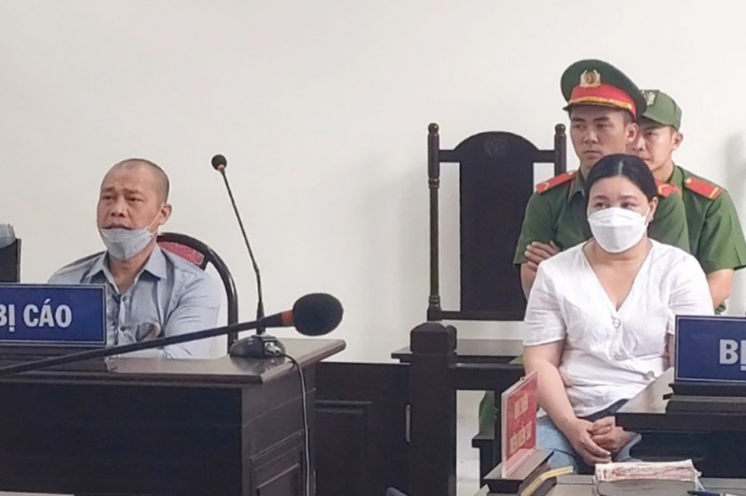 Bị cáo Lê Minh Quang và Cao Thị Thu Bích tại tòa. Ảnh: Hoài Thanh