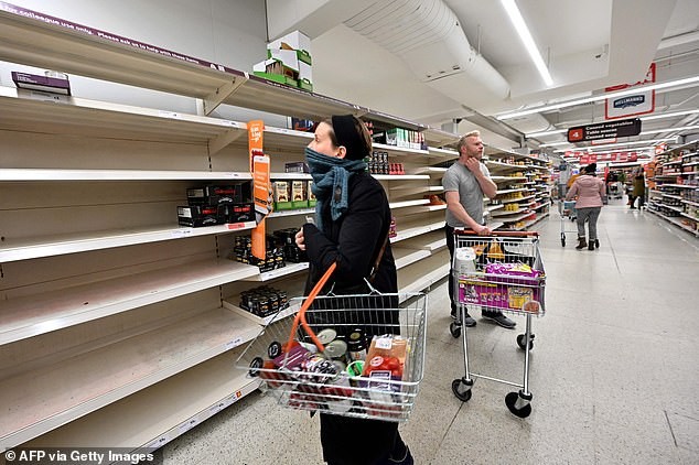 Những kệ hàng trống trơn ở một siêu thị London tháng 3/2020. (Ảnh: AFP)