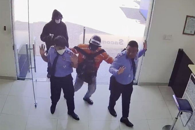 Camera ghi hình vụ cướp tại ngân hàng ở huyện Hóc Môn. (Hình: Công an cung cấp)

