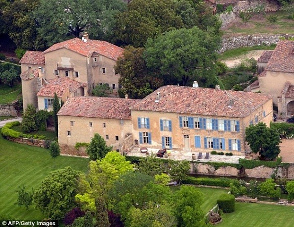 One of the mansions owned by the couple.  Photo: Getty Images.  photo 2