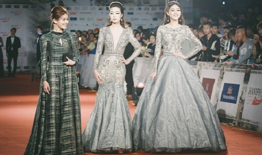 Xuất hiện trên thảm đỏ còn có Hoa hậu Mỹ Linh, Á hậu Thanh Tú và Á hậu Thùy Dung. Ảnh: Kiều Thuận.