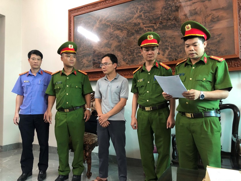 Cơ quan Cảnh sát điều tra Công an tỉnh Hà Nam tống đạt Quyết định khởi tố bị can, Lệnh bắt bị can để tạm giam đối với Nguyễn Văn Tuấn (áo phông đứng giữa).
