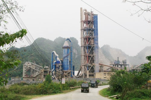 Nhà máy xi măng Hồng Phong hoạt động ngày đêm nhả khói bụi gây ô nhiễm môi trường nghiêm trọng.