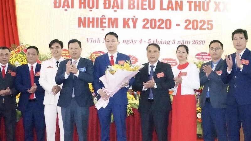 Bí thư Quận ủy Lê Trung Kiên chúc mừng BCH Đảng bộ phường Vĩnh Niệm nhiệm kỳ 2020- 2025