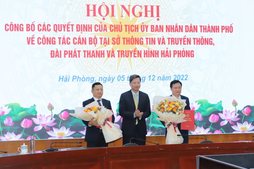 Phó Chủ tịch TP Lê Anh Quân trao Quyết định và tặng hoa 2 tân Giám đốc.