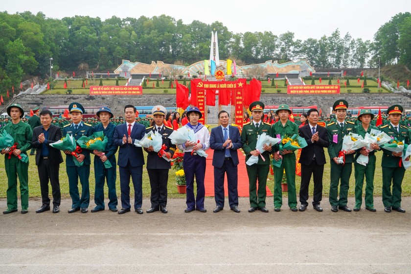 Chủ tịch UBND TP Nguyễn Văn Tùng tặng hoa cho đại diện đơn vị tuyển quân và các tân binh.