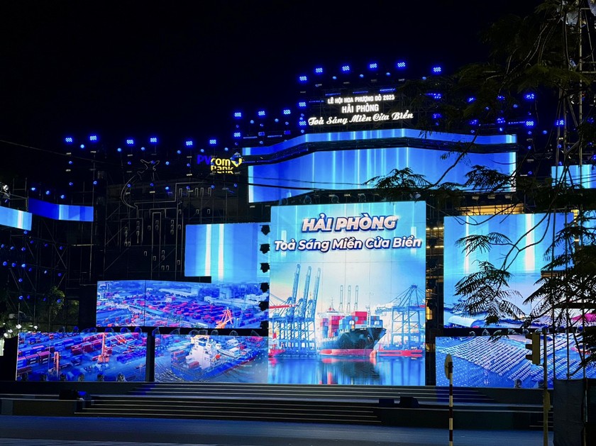 Chương trình nghệ thuật “Hải Phòng - Tỏa sáng miền cửa biển” diễn ra tại Quảng trường Nhà hát thành phố Hải Phòng vào tối ngày 13/5.