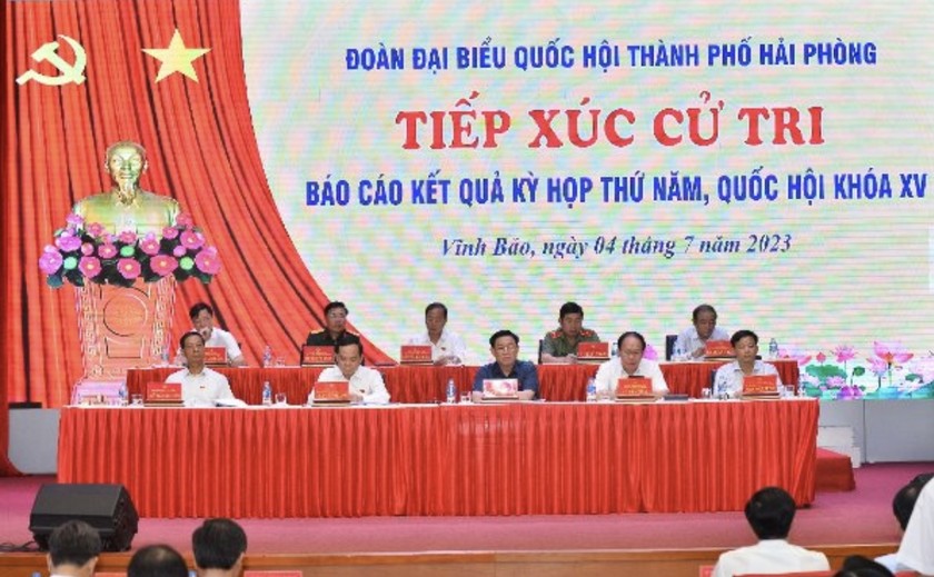 Chủ tịch Quốc hội Vương Đình Huệ và Đoàn ĐBQH TP Hải Phòng tại buổi tiếp xúc cử tri huyện Vĩnh Bảo.