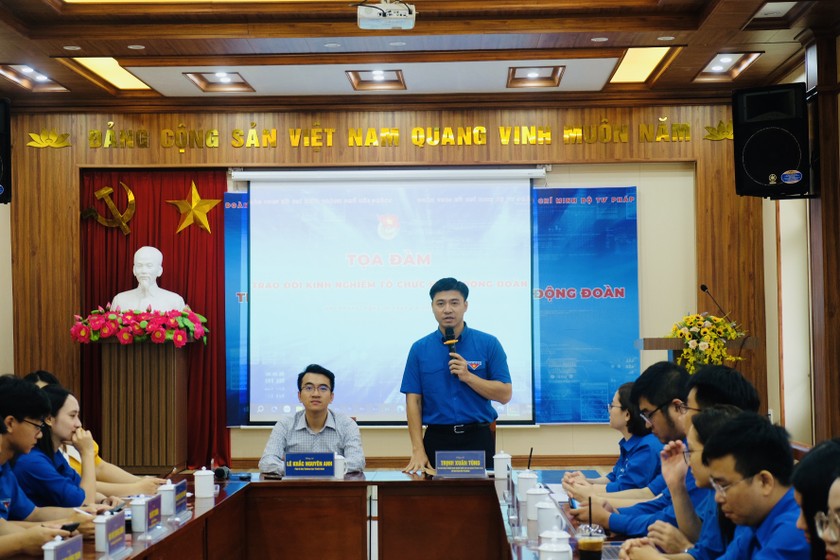 Bí thư Đoàn Thanh niên Bộ Tư pháp Trịnh Xuân Tùng phát biểu tại chương trình toạ đàm.