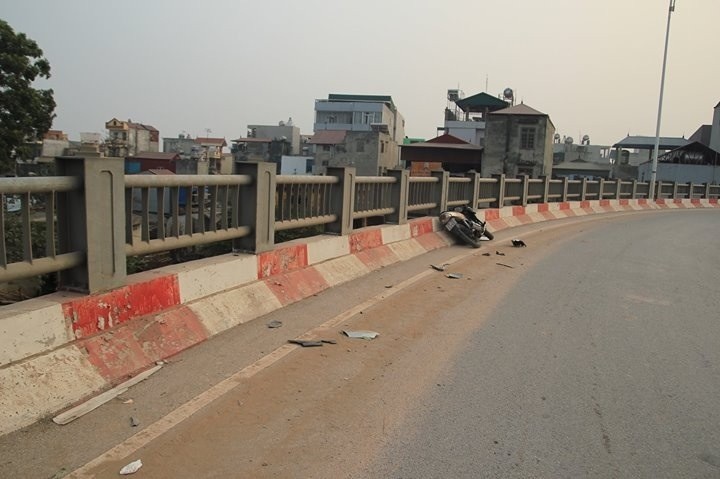 Thảm khốc: Đôi nam nữ bay qua thành cầu Vĩnh Tuy