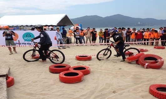 Một trong các hoạt động thu hút đông đảo sự tham gia của các bạn trẻ trên bãi biển Đà Nẵng