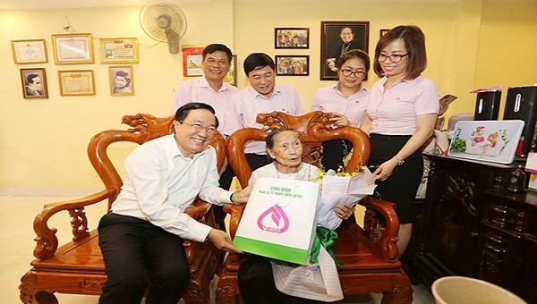 Tổng Giám đốc NHCSXH Dương Quyết Thắng thăm hỏi Mẹ Việt Nam Anh hùng Trịnh Thị Lịch.