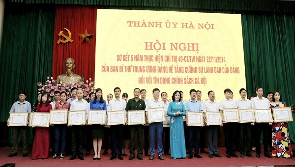 ​Các cá nhân, tập thể cũng đã được nhận danh hiệu khen thưởng của Thành ủy Hà Nội và NHCSXH