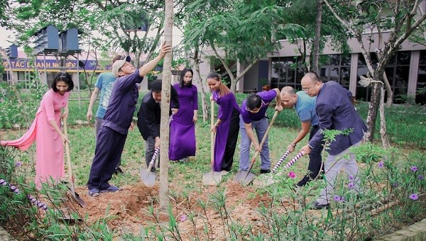Cây xanh các tổ chức, cá nhân chúc mừng thầy cô Trường ĐH Phú Xuân dịp 20/11 được trồng tại sân trường.