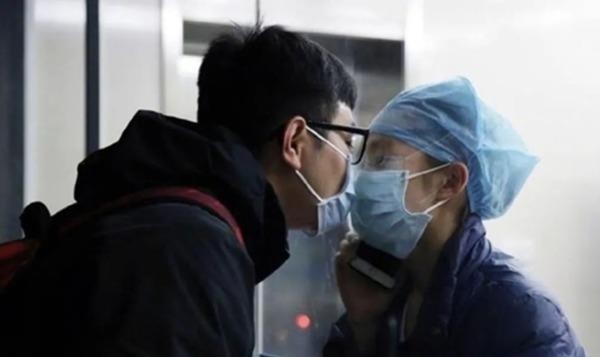 Bức ảnh y tá Chen Ying và bạn trai đã trở nên nổi tiếng trong những ngày cao điểm dịch Covid-19 ở Trung Quốc.