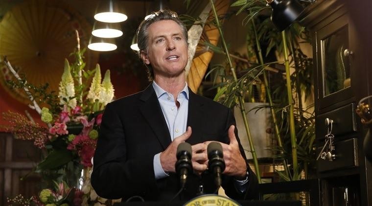 Thống đốc Gavin Newsom thảo luận về việc mở lại các doanh nghiệp trong một cuộc họp báo vào thứ Sáu tại Sacramento, California. Ảnh: NBC/AP.
