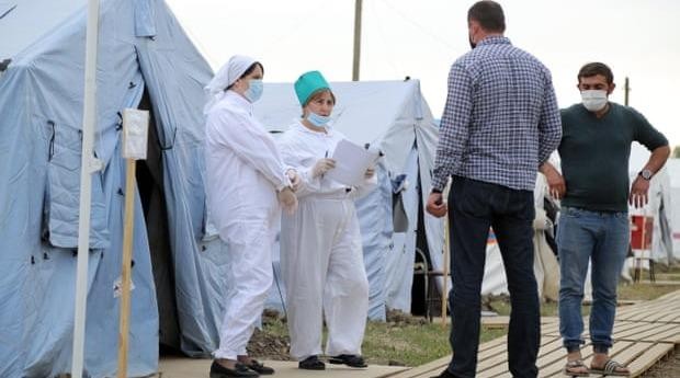 Các nhân viên y tế Nga thăm khám cho người Azerbaijan không thể về nước do đóng cửa biên giới.