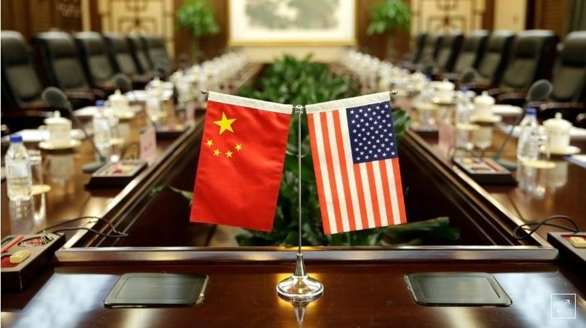 Cờ của Mỹ và Trung Quốc trong một cuộc họp giữa Bộ Nông nghiệp Mỹ và Bộ Nông nghiệp Trung Quốc. Ảnh: REUTERS