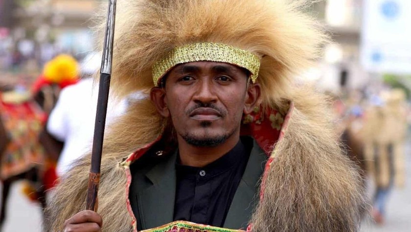 Ca sĩ Haacaaluu Hundeessaa mặc trang phục truyền thống trong một sự kiện. Ảnh: Reuters.