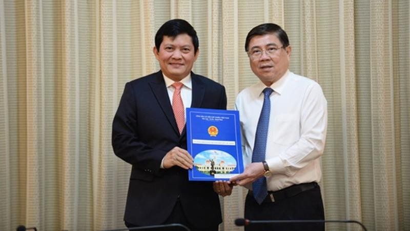 Ông Phạm Phú Quốc (trái) nhận quyết định bổ nhiệm Tổng giám đốc Công ty TNHH MTV Phát triển công nghiệp Tân Thuận (IPC), ngày 4/12/2019. Ảnh: Tự Trung/Tuổi trẻ.