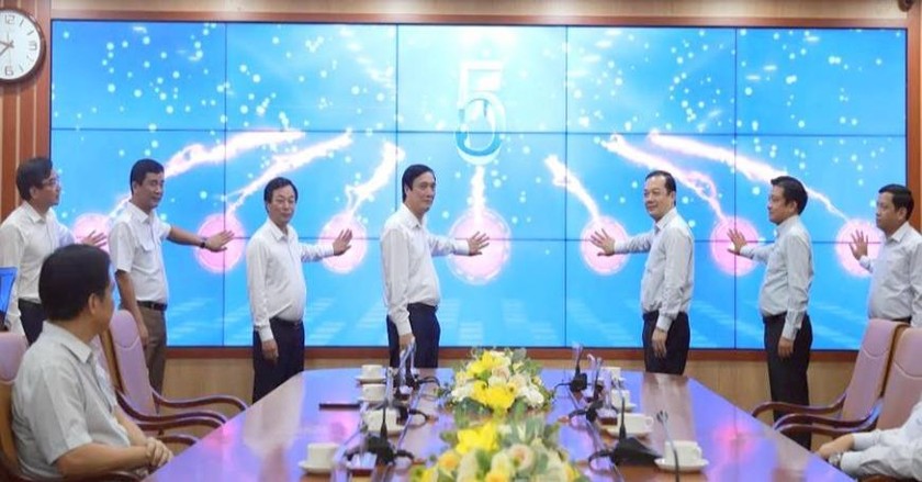 Lãnh đạo tỉnh Phú Thọ và Lãnh đạo Tập đoàn VNPT nhấn nút khai trương Trung tâm điều hành thông minh tỉnh Phú Thọ.