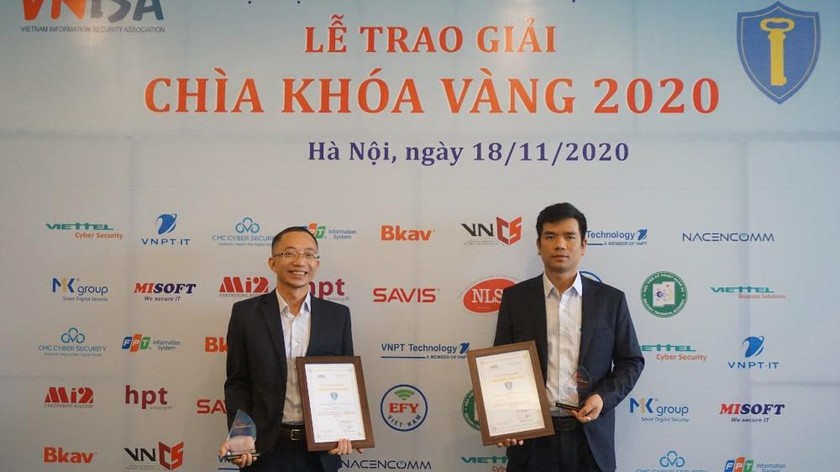 Các đại diện của VNPT Technology nhận giải thưởng.