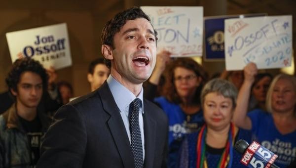 Ứng cử viên đảng Dân chủ Jon Ossoff giành chiến thắng trong cuộc đua vào Thượng viện tại bang Georgia. (Ảnh: AP)