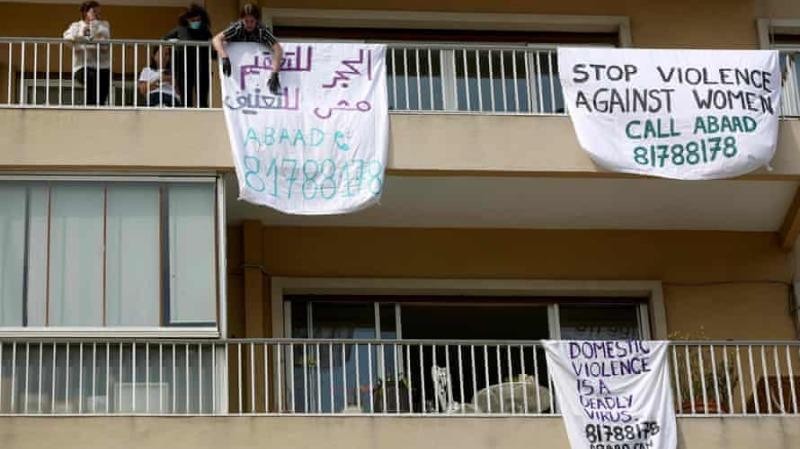 Biểu ngữ trên ban công ở Beirut, Lebanon, phản đối bạo lực gia đình trong chiến dịch có tên #LockdownNotLockup vào tháng 4/2020. Ảnh: Patrick Baz / Abaad / AFP qua Getty